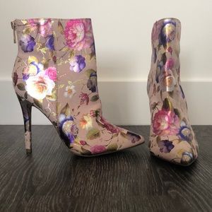 **flash sale** NWOT heeled floral booties